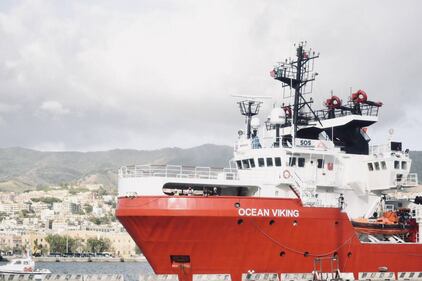 La Ocean Viking entra nel porto di Messina  3