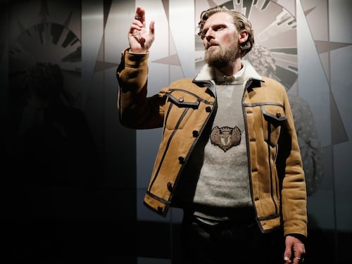 Trussardi sfila in Brera con i quadri incerottati