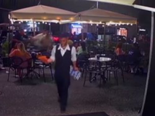 La pistola contro il turista, poi gli restituisce l'orologio: "Vale poco"