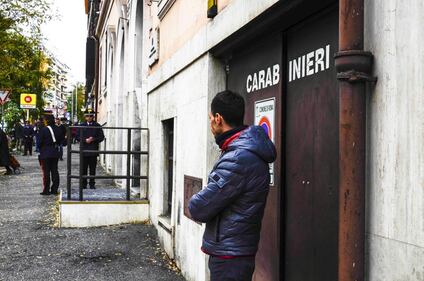 Roma, ordigno rudimentale contro la caserma dei carabinieri 4