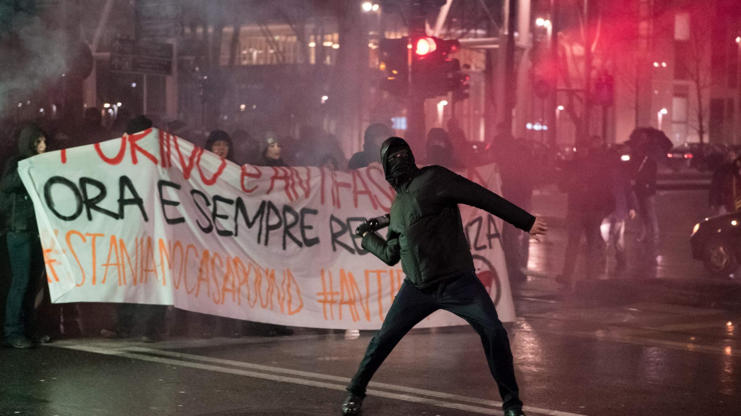 Chiodi contro gli agenti. Si spacciano per pacifisti ma volevano uccidere