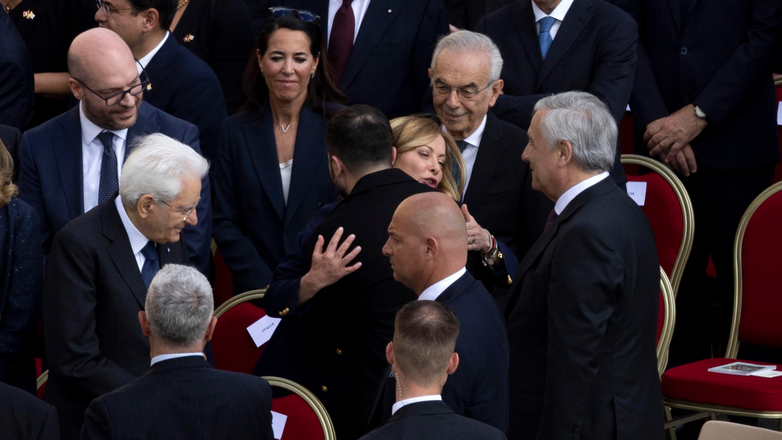 La premier tra Papa, summit e abbracci: "Una giornata perfetta"