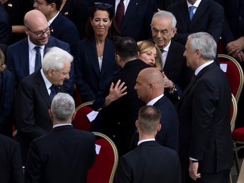La premier tra Papa, summit e abbracci: "Una giornata perfetta"