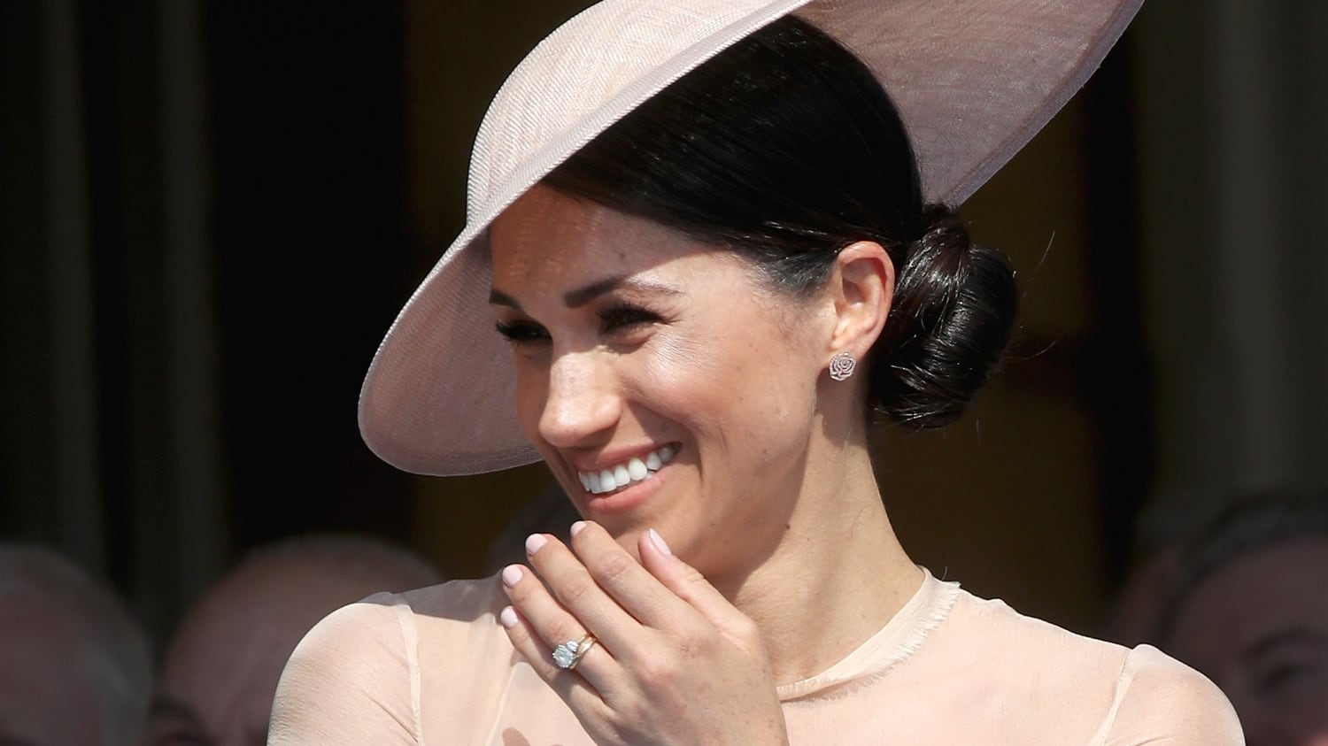 Meghan Markle perde l'orecchino di diamanti durante il party romano