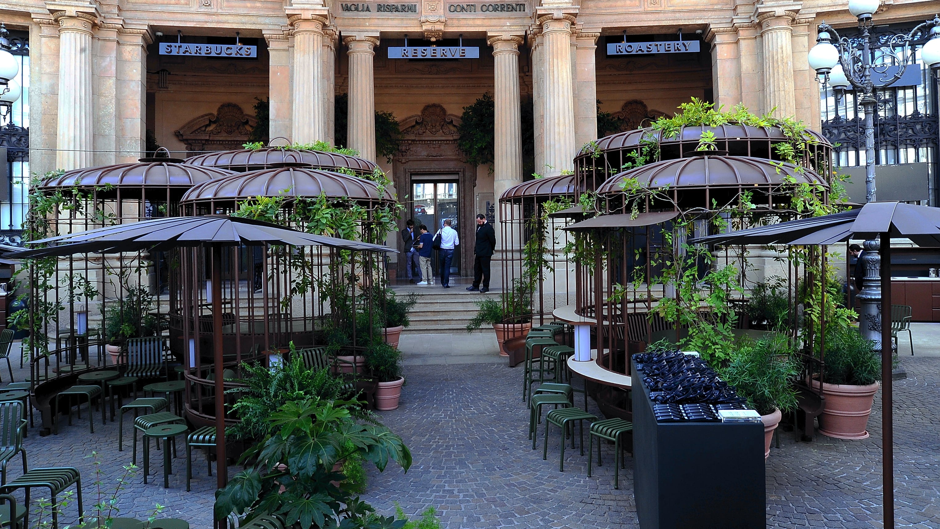 Apre Starbucks (e si fa in quattro): Piazza Cordusio blindata per la festa