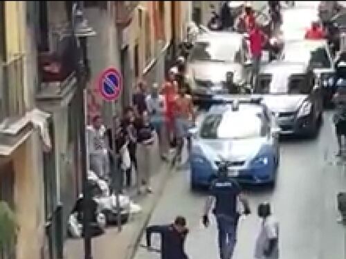 Immigrato fuori controllo e inzuppato di sangue semina il panico nel Napoletano