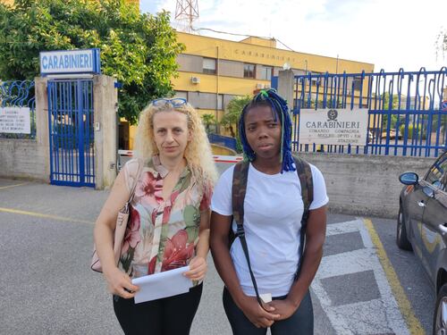 Picchiata dal principale perché osa chiedere la paga