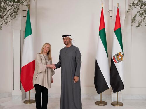 La premier negli Emirati ricuce lo strappo di Conte. Descalzi blindato all'Eni