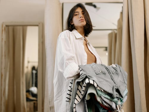 Camicia bianca, i modelli per le over 50: quali sono i più eleganti