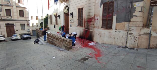 Cagliari, le immagini del molotov contro la caserma dell'esercito  2