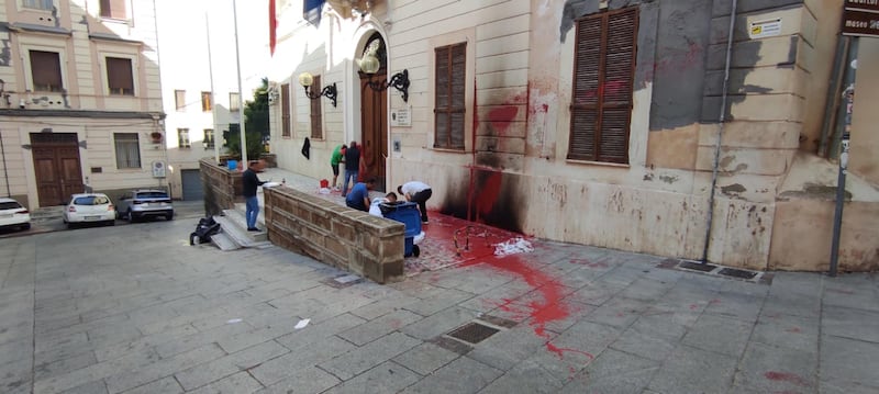 Cagliari, le immagini del molotov contro la caserma dell'esercito 2