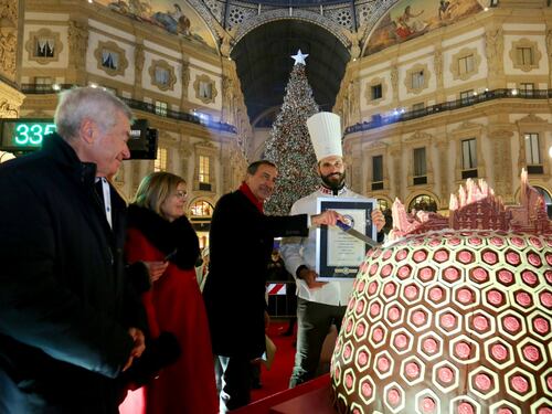 Milano festeggia il Natale con il super panettone da Guinness e con quello "stellato" alla mela