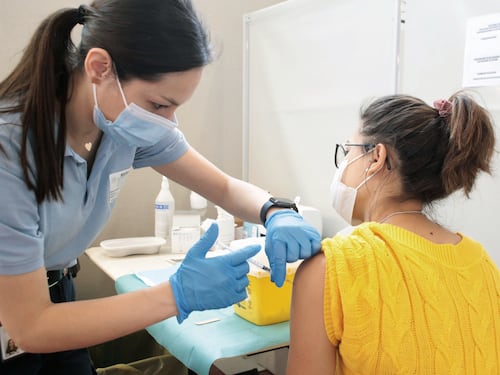 Caso AstraZeneca, in Lombardia per gli under 60 i richiami dal 17 giugno con altro vaccino