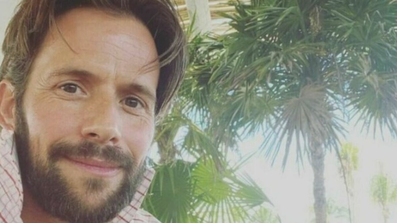 Incidente aereo nel Mar dei Caraibi: l'attore Christian Oliver muore con le 2 figlie