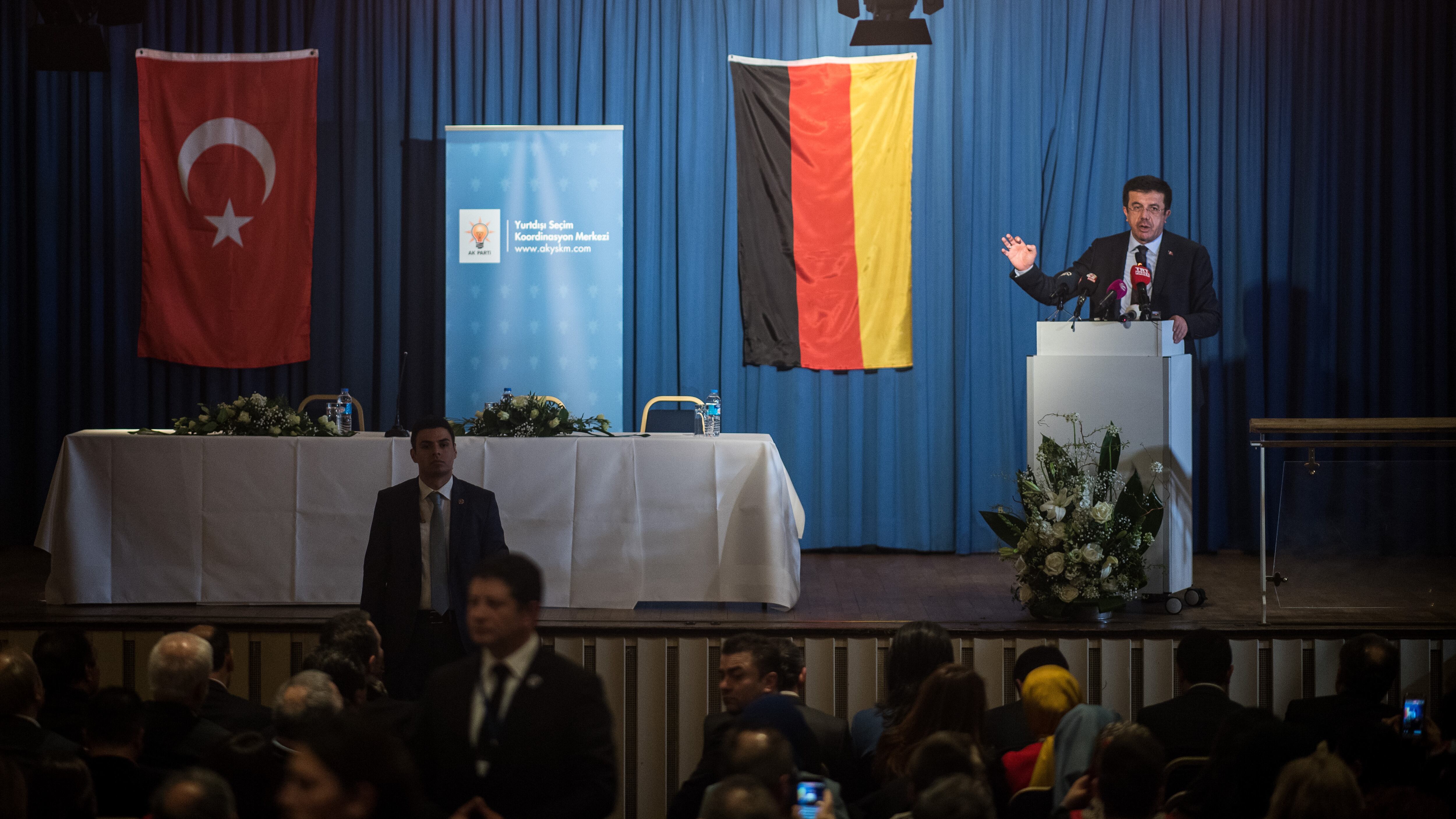 Germania, ministro turco tiene un comizio a Colonia