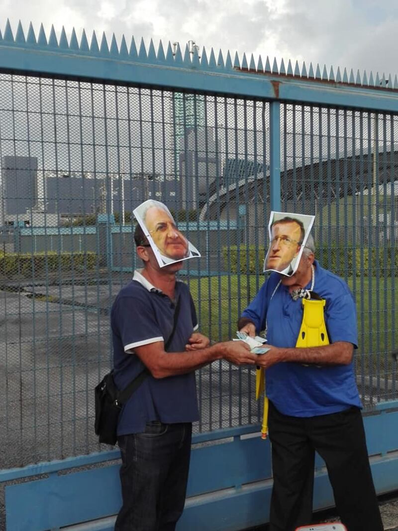 Con la maschera di De Luca bloccano il termovalorizzatore di Acerra: la protesta dei lavoratori ex Cub 1