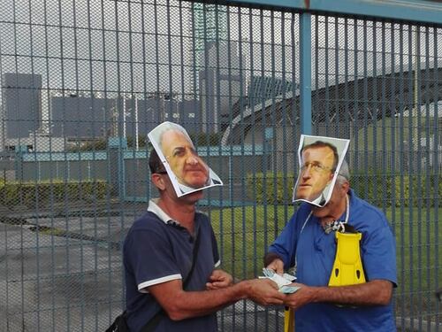 Con la maschera di De Luca bloccano il termovalorizzatore di Acerra