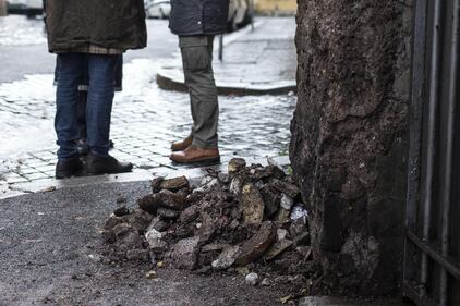 Porta Pia, crolla pezzo di muro 1
