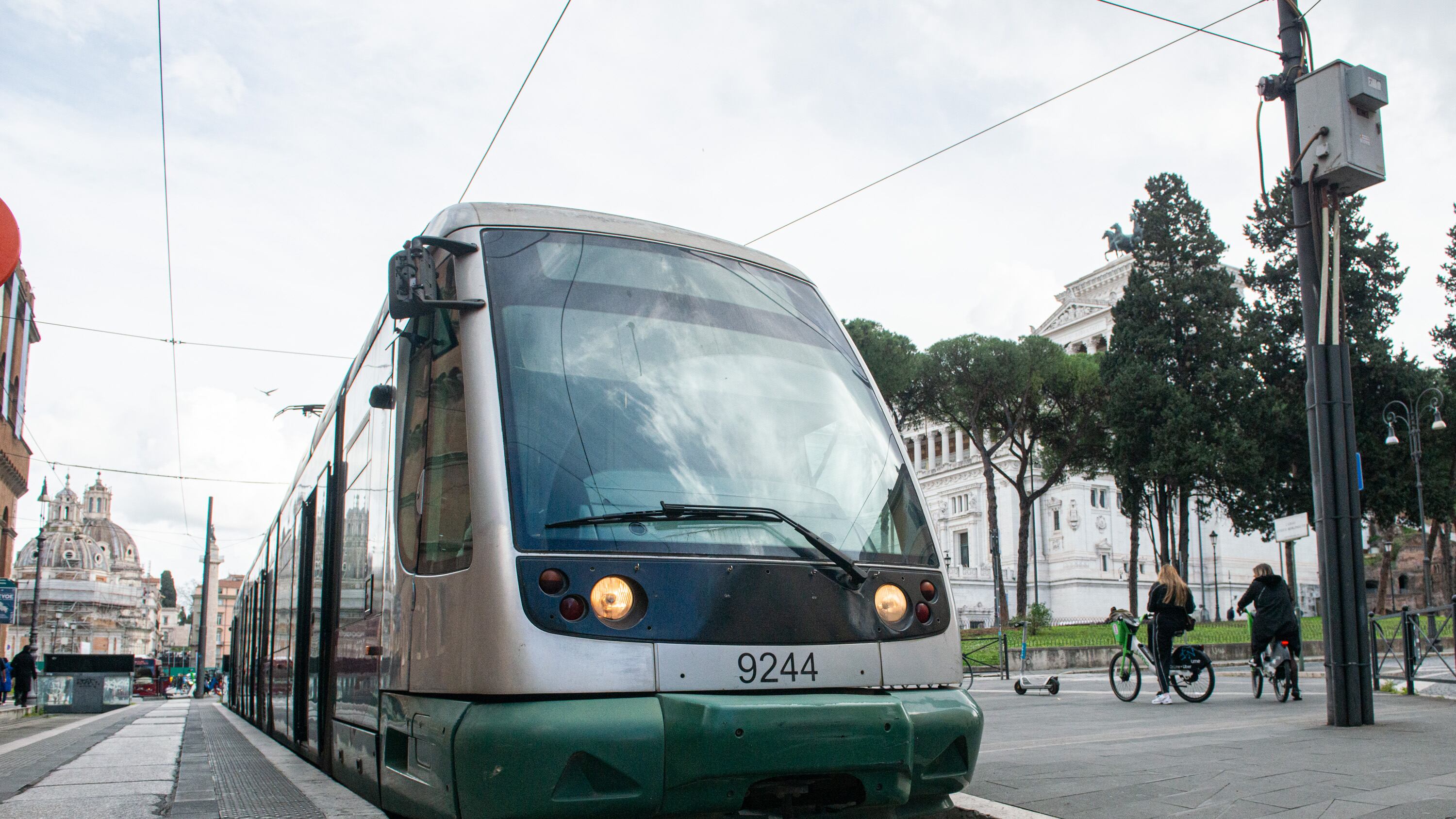 Pesta l'autista e lancia sassi contro il tram: la follia del marocchino a Roma