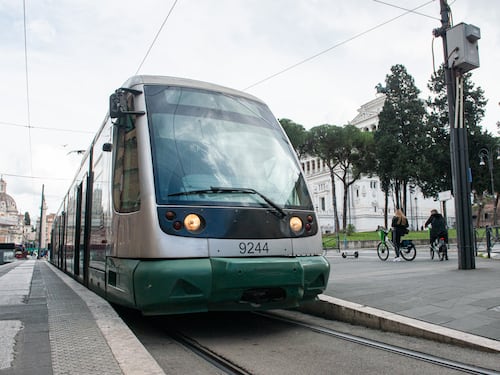 Pesta l'autista e lancia sassi contro il tram: la follia del marocchino a Roma
