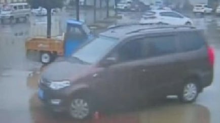 Investe i figli con l'auto: illesi per miracolo