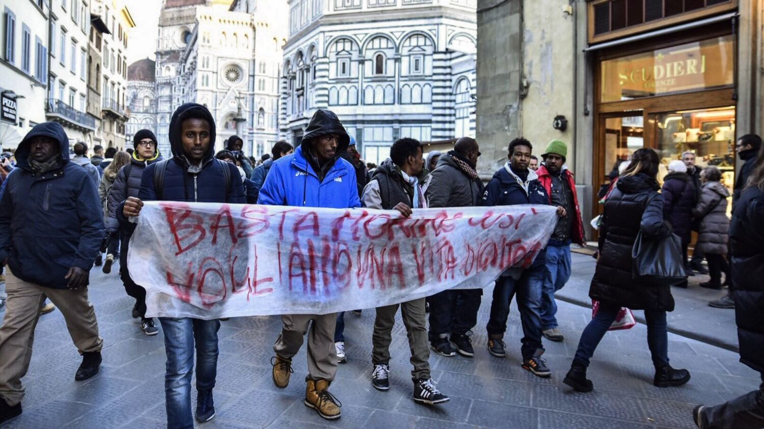 Gli immigrati assaltano il Palazzo