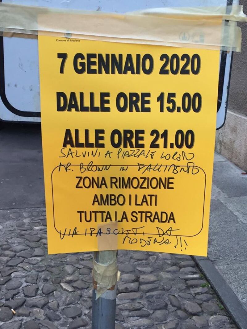 Le scritte contro Salvini: "Fascista, vai a Piazzale Loreto" 4