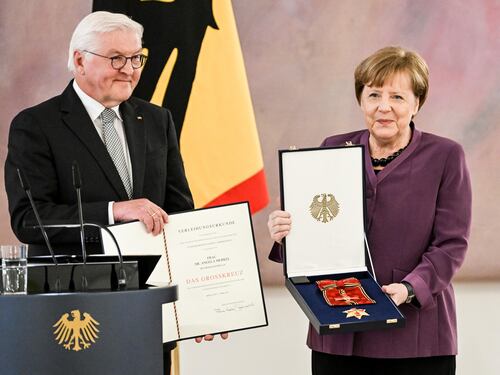 La Germania premia Merkel. Ma Berlino ora "processa" l'ex cancelliera