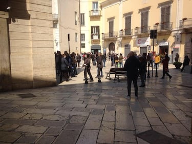 Nel Barese, la fila per ritirare i buoni spesa 6