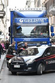 Roma, tir turco in via del Corso: fermato per controlli 2