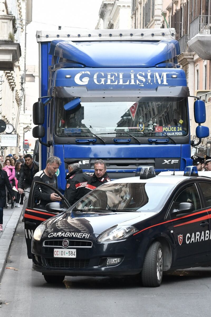 Roma, tir turco in via del Corso: fermato per controlli 2