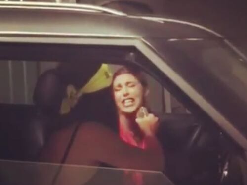Belen Rodriguez su di giri alla guida dell'auto. E i fan s'infuriano