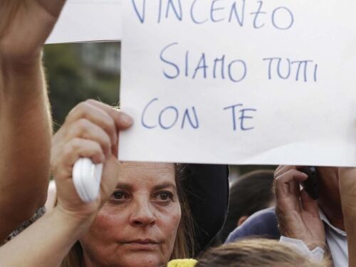 Vincenzo, seviziato con un compressore a Napoli: "Non vuole più uscire di casa"