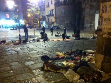 Dopo lo sgombero, ritorna il suq della "monnezza" all'ingresso di Napoli 2