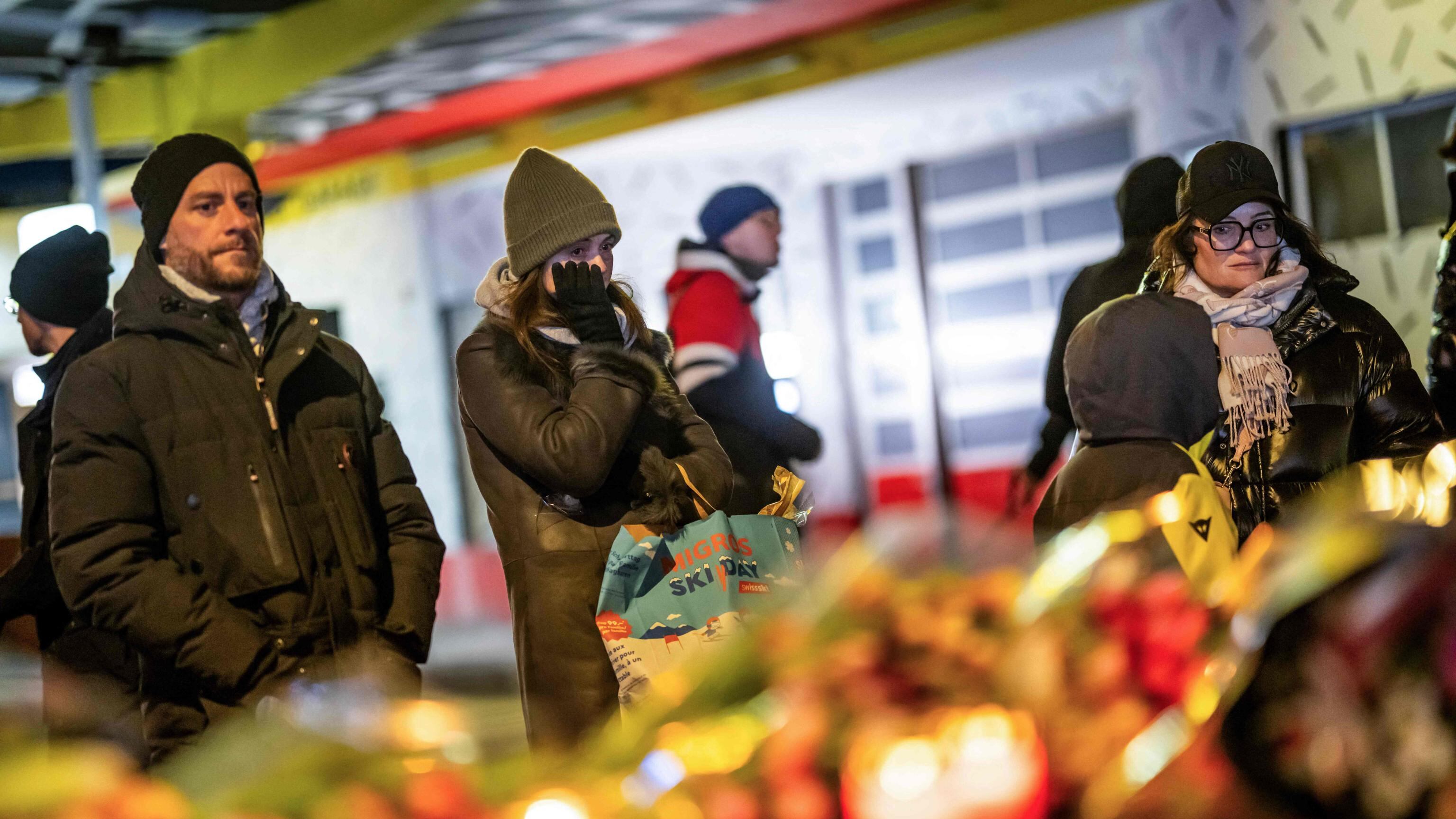 Le candele sullo champagne, le fiamme, l'uscita non adeguata: così ha preso fuoco il locale svizzero