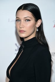 Bella Hadid si mostra in topless 12