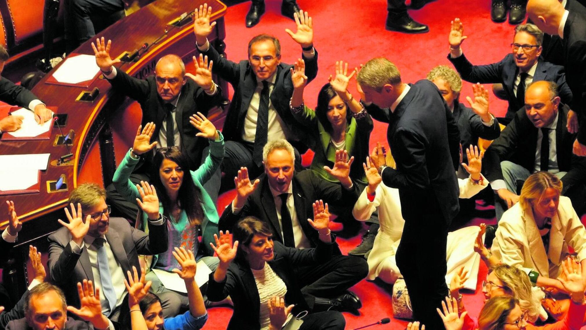 Seduti con le mani alzate: pagliacciata al Senato