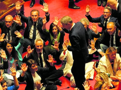 Seduti con le mani alzate: pagliacciata al Senato