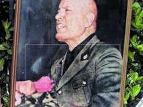 Assolto l'ex Br che strappò (di notte) i fiori per Mussolini