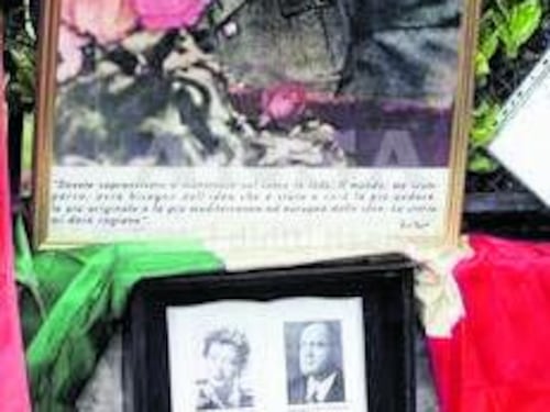 Assolto l'ex Br che strappò (di notte) i fiori per Mussolini