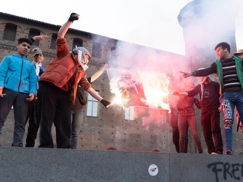 La foto di Meloni bruciata a Torino. Ora lo sciopero "contro il genocidio"