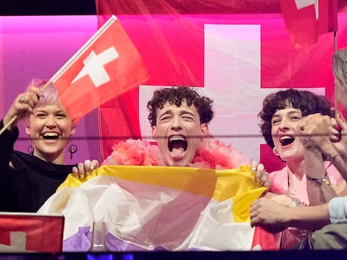 "Restituisco il premio". Il vincitore dell'Eurovision protesta per la presenza di Israele