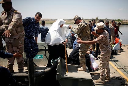 A sud di Mosul per gli iracheni la vita continua 11