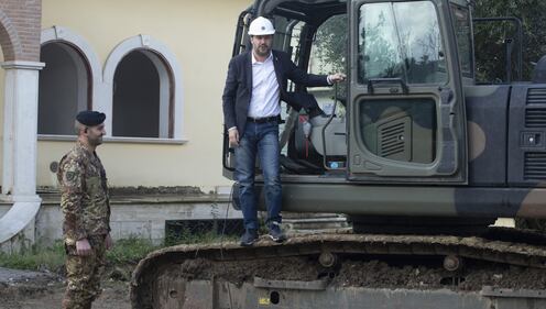 Salvini sulla ruspa per la demolizione della villa dei Casamonica 3