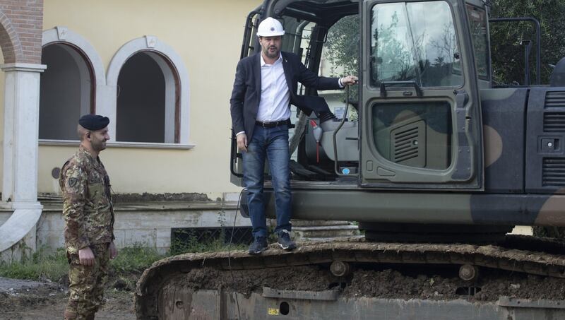 Salvini sulla ruspa per la demolizione della villa dei Casamonica 3