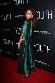 Madalina Ghenea, scollatura supersexy sul red carpet 61