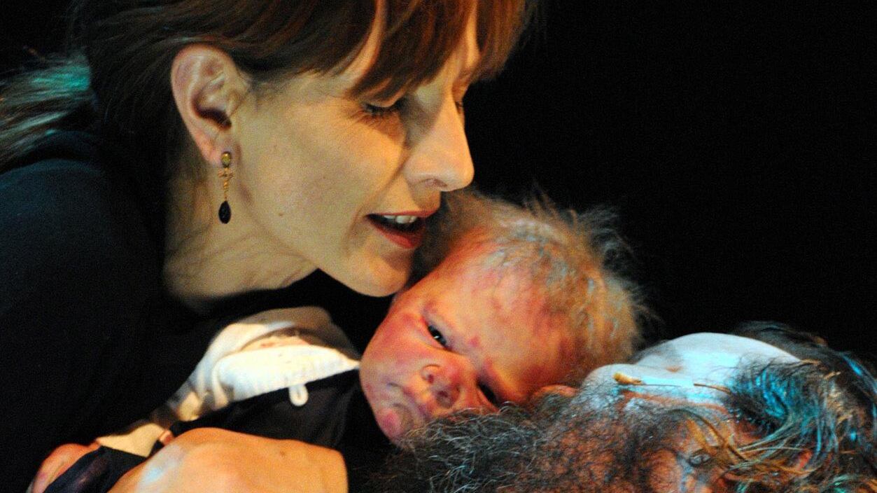 Battiston-Macbeth a tinte forti convince il pubblico dello Stabile
