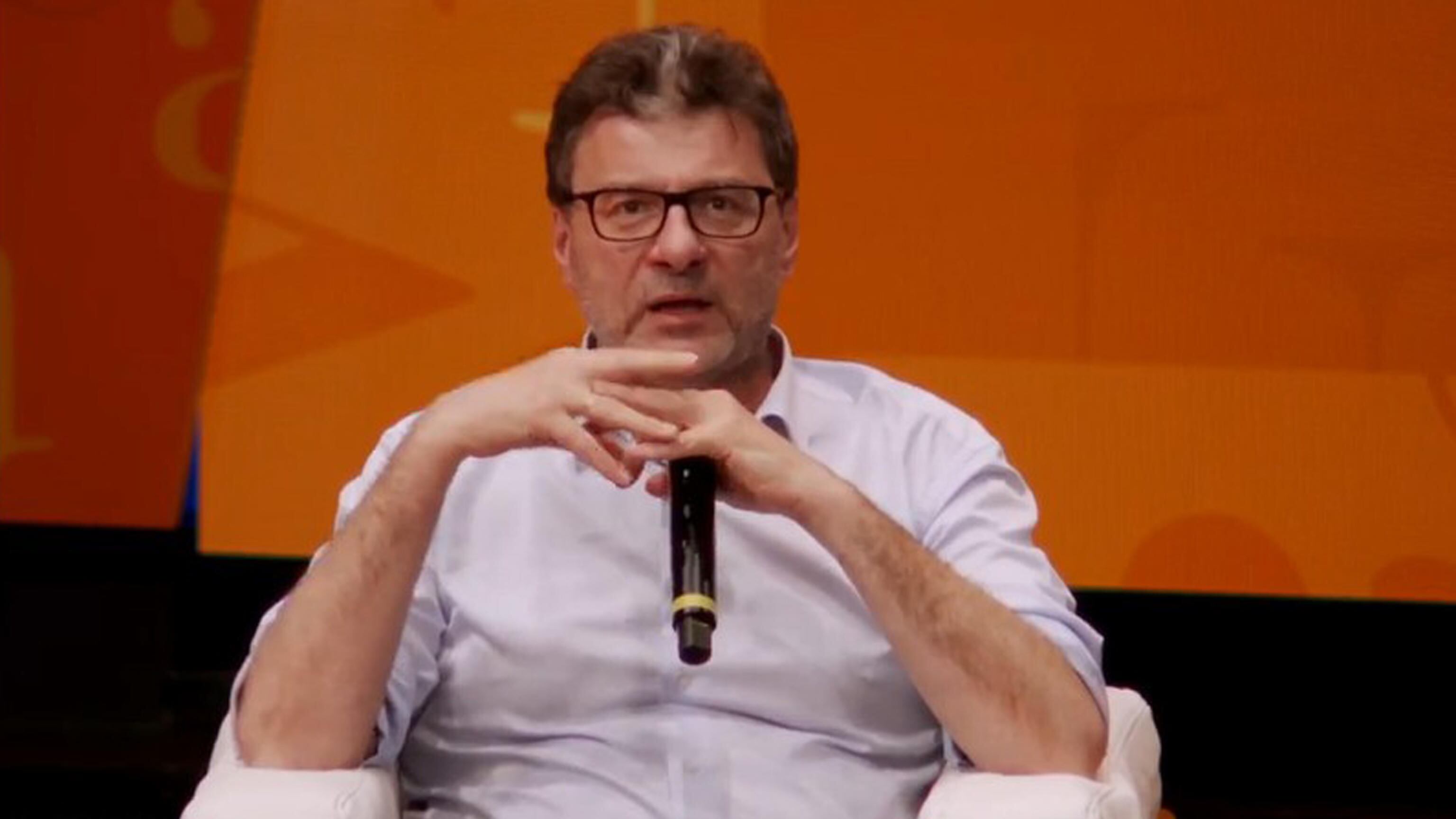 "Forse è colpa del reddito grillino...". Giorgetti ora non ci sta più