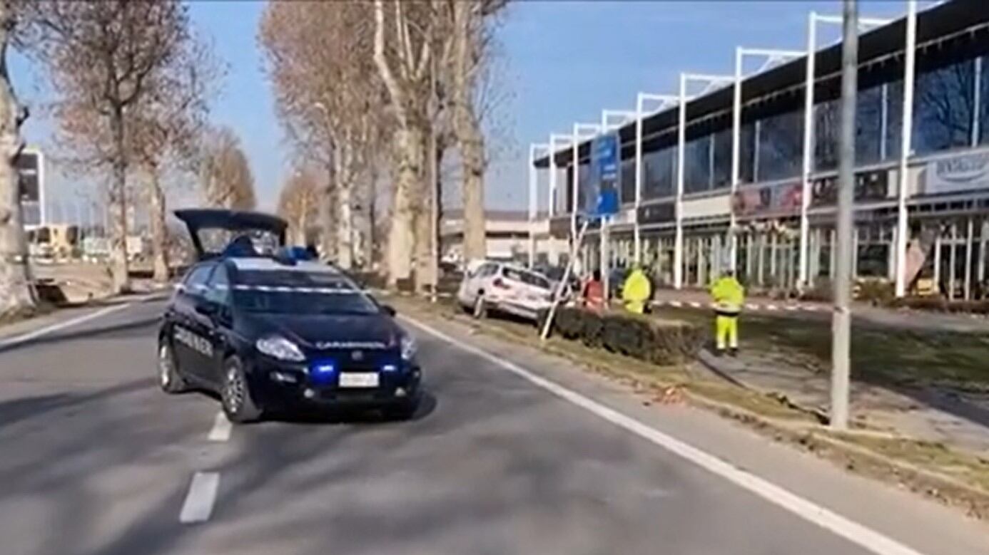 Un suv finisce contro un albero e muore un bimbo. La mamma alla guida: "Ho preso sonno"