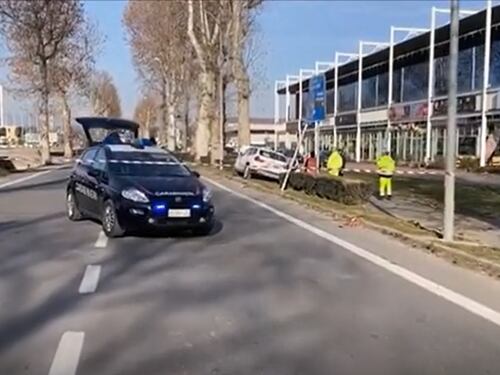 Un suv finisce contro un albero e muore un bimbo. La mamma alla guida: "Ho preso sonno"